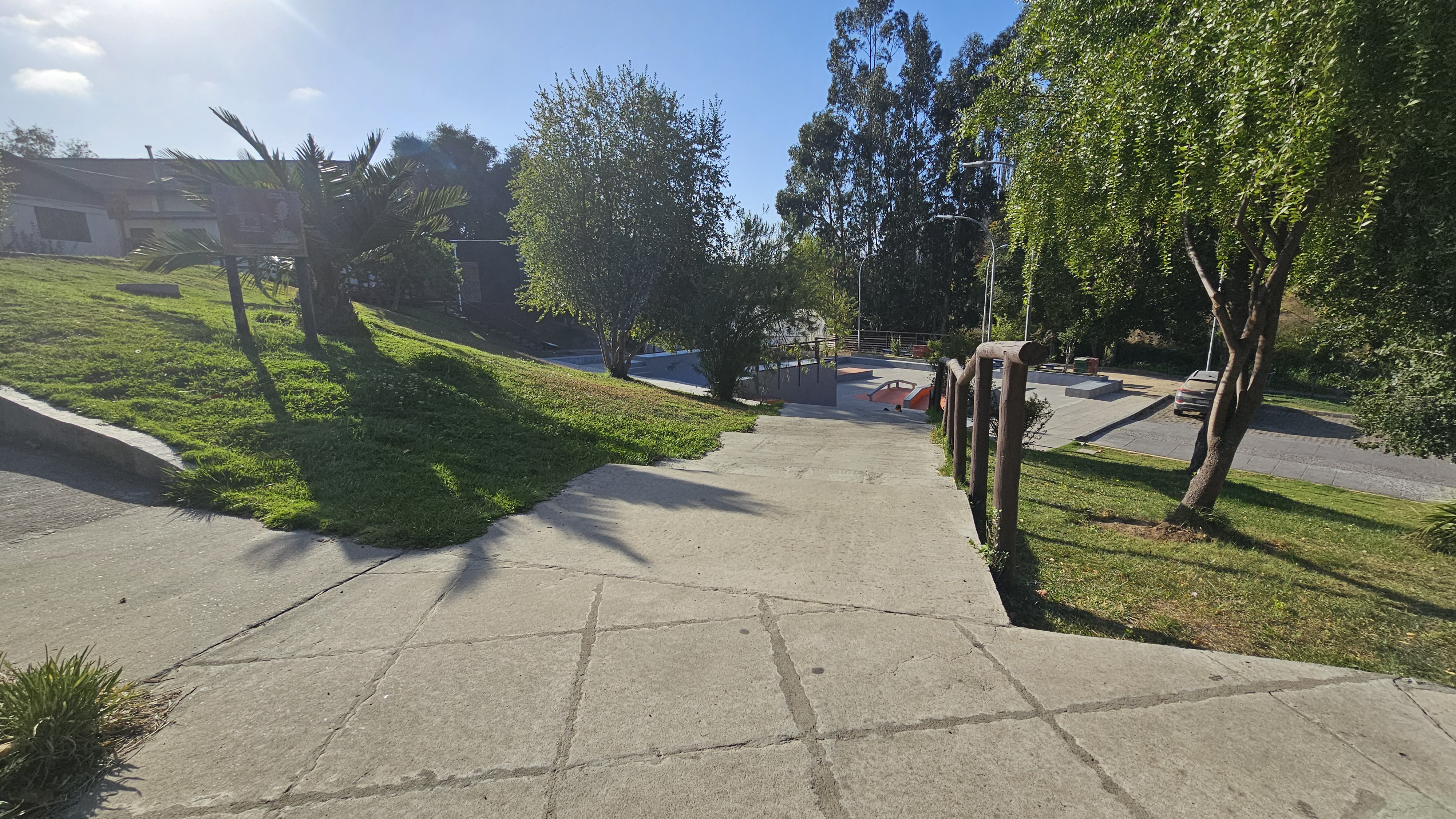 Fotografía del sendero accesible con barras de apoyo